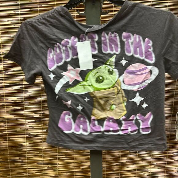 Disney Juniors' Baby Yoda Front-Back Graphic Pocket T-Shirt - Picture 3 of 4